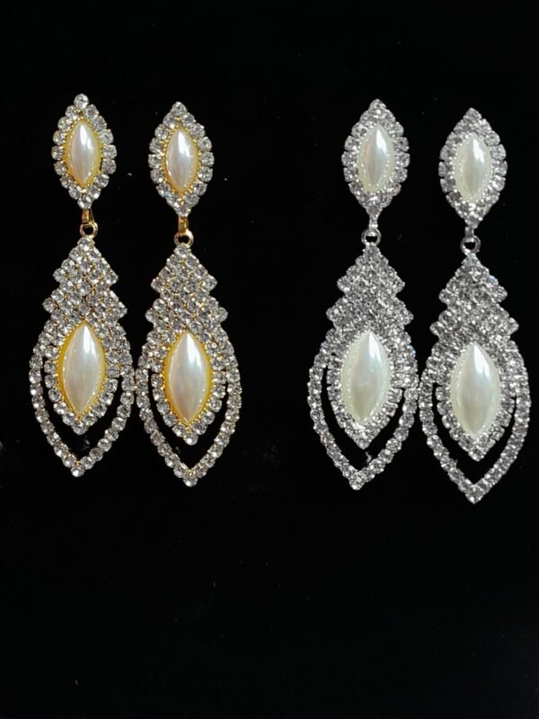 Elegant Pearl Studded Earring