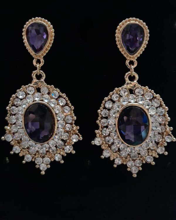 Queen Shaped Dangling Stud Earring